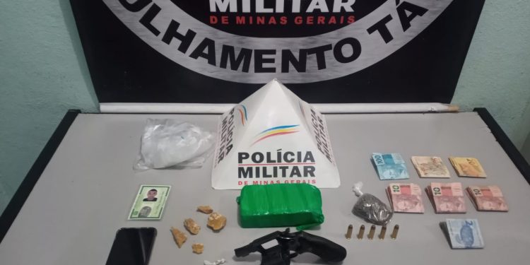 Homem é preso com arma municiada e drogas após tentar fugir de abordagem