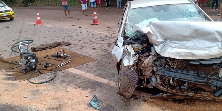 Bombeiros e Via 040 atendem acidente automobilístico na BR 040