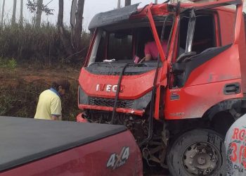 Bombeiros e SAMU atendem acidente entre caminhões na BR 265