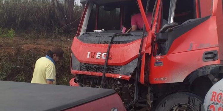 Bombeiros e SAMU atendem acidente entre caminhões na BR 265