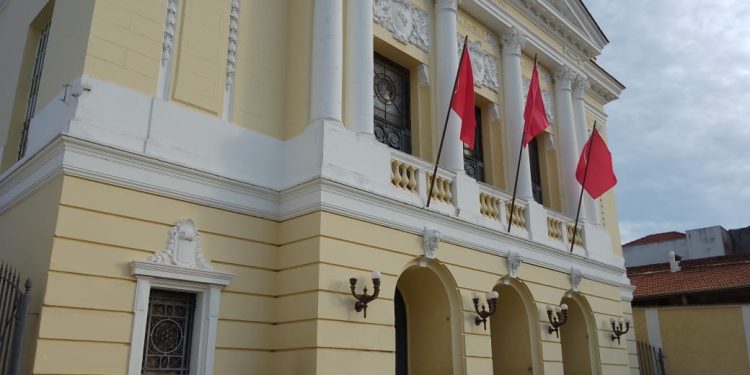 Bandeiras do Teatro Municipal representam a Campanha Outubro Rosa.