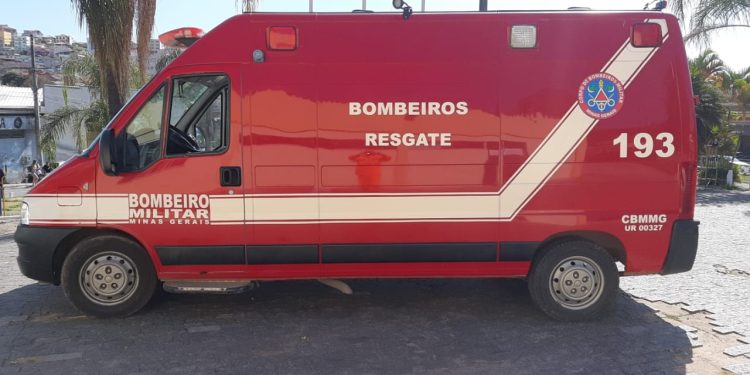 Bombeiros atendem criança, vitima de obstrução de vias aéreas.