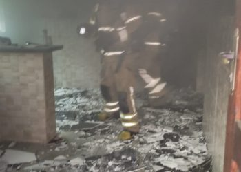 Bombeiros combatem incêndio em residência em Conselheiro Lafaiete e resgatam vítima com vida