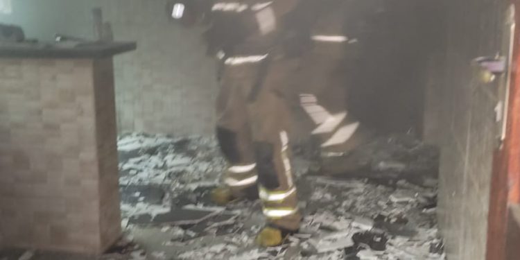 Bombeiros combatem incêndio em residência em Conselheiro Lafaiete e resgatam vítima com vida