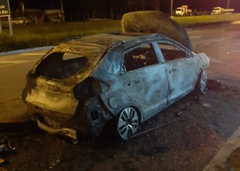 Incêndio no carro na entrada de Barroso.