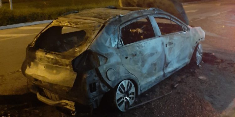 Incêndio no carro na entrada de Barroso.