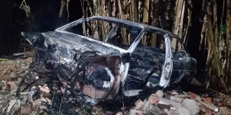 Bombeiros de Congonhas combatem incêndio em veículo
