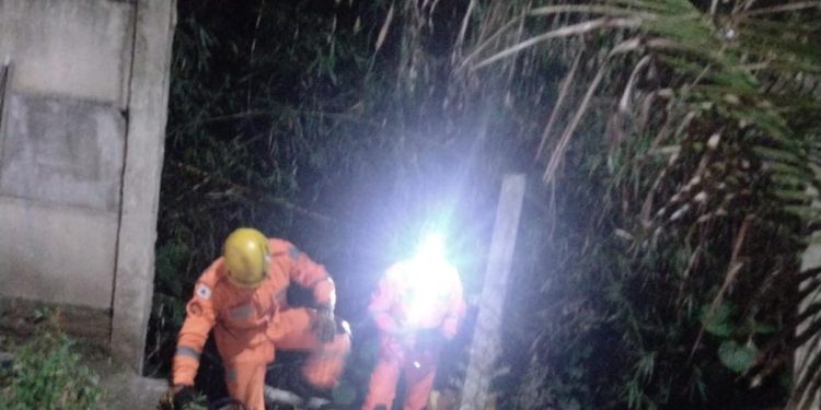 Bombeiros realizam salvamento de homem que caiu no rio em Conselheiro Lafaiete