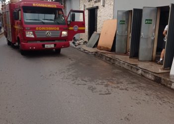Bombeiros combatem incêndio em casa de show em Congonhas