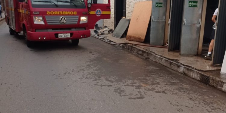Bombeiros combatem incêndio em casa de show em Congonhas