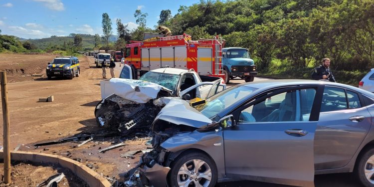 Bombeiros e Via 040 atendem acidente automobilístico na BR 040