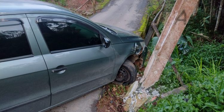 Bombeiros de Barbacena atendem a um risco de eletrocussão provocado por acidente envolvendo um automóvel e a rede elétrica