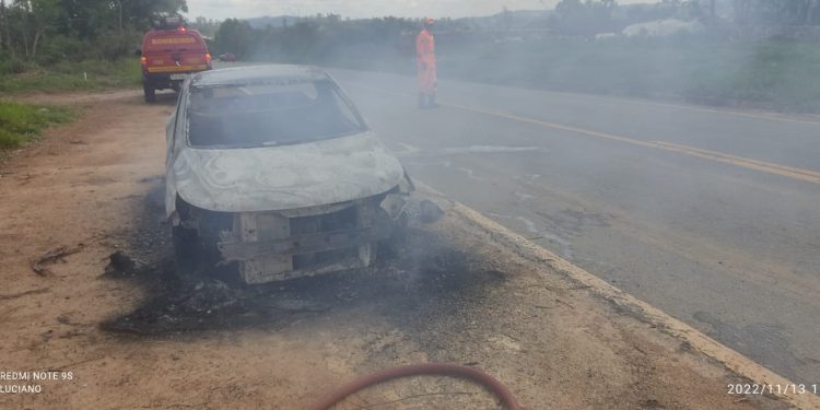 Bombeiros combatem incêndio em veículo em Resende Costa