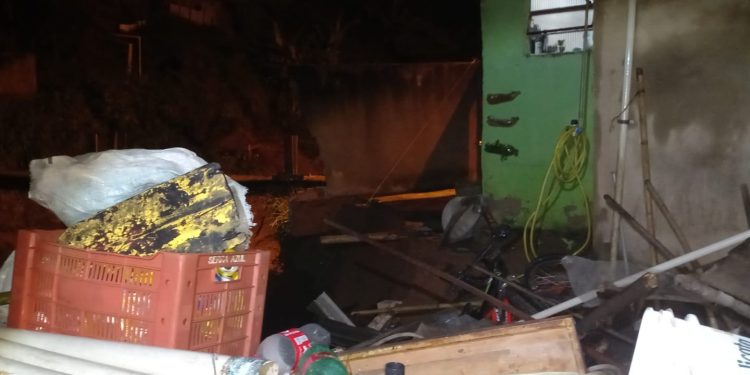 Bombeiros atendem diversas ocorrências devido à forte chuva.