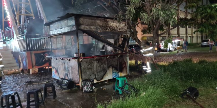 Barraca de alimentos pega fogo em Parque de Diversões