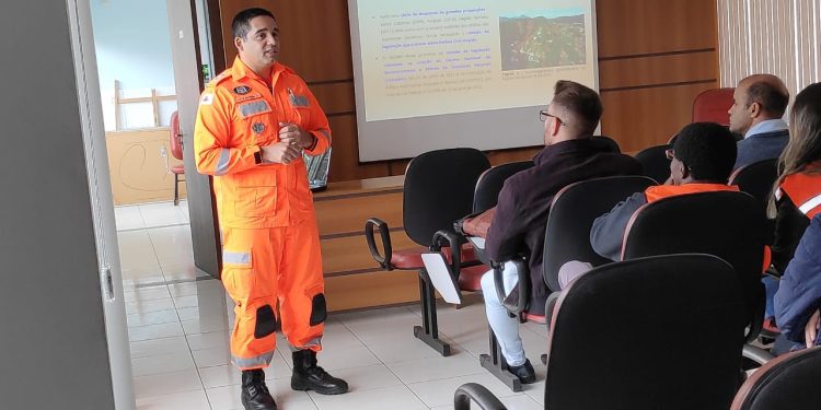 Bombeiros ministram Palestra sobre Percepção de Riscos em tempos de Chuva.