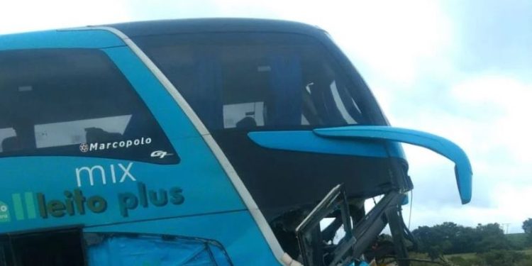 Acidente com ônibus mata motorista e deixa passageiros feridos
