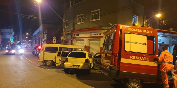 Bombeiros atendem colisão entre veículos com três vítimas