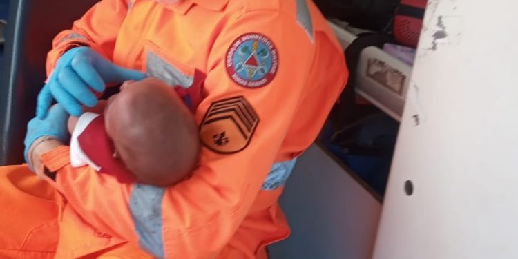 Bombeiros militares salvam recém-nascidos engasgados em Conselheiro Lafaiete