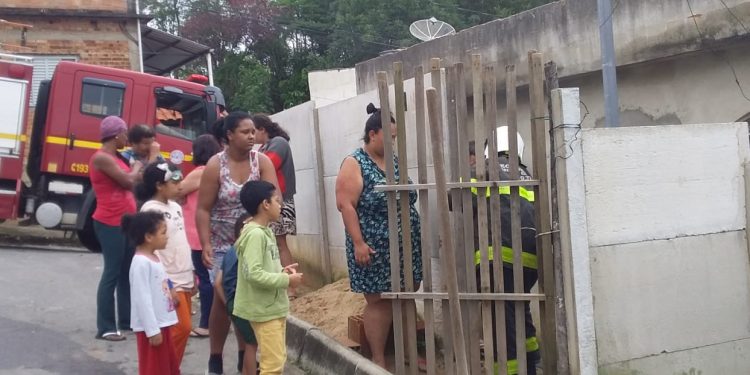 Bombeiros combatem incêndio em residência, no bairro Monte Mário.