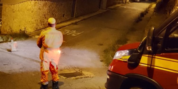 Corpo de Bombeiros é acionado no bairro Boa Morte, após a ruptura de cabo de energia elétrica