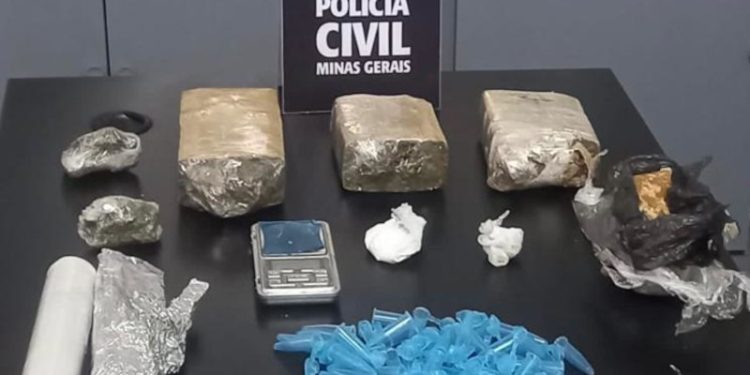 Duas pessoas foram presas em flagrante durante a ação policial. Elas são suspeitas de envolvimento com o tráfico de drogas na região.