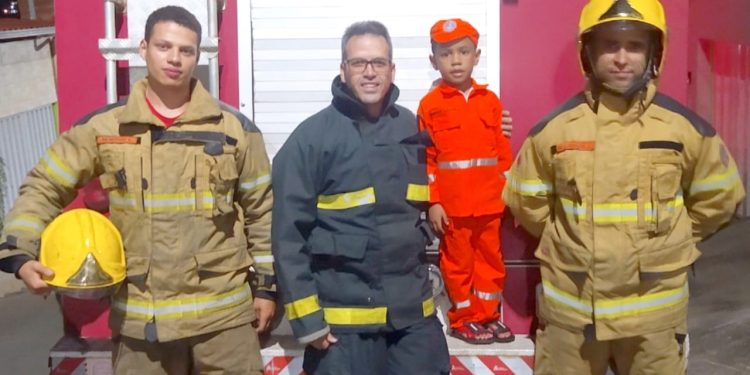 Corpo de Bombeiros realiza sonho de criança ao participar de aniversário
