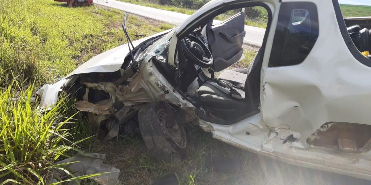 Bombeiros atendem acidente automobilístico com vítima presa às ferragens na BR 265
