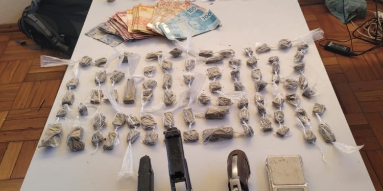Após denuncias três (3) individuos foram presos por tráfico de drogas e porte ilegal de arma.