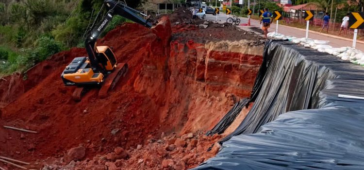 Obras para recuperar pista da CMG-418, danificada pelas chuvas, já foram iniciadas pelo DER-MG, em Teófilo Otoni