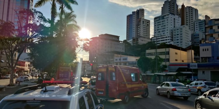 Bombeiros atendem vítima de atropelamento no centro da cidade