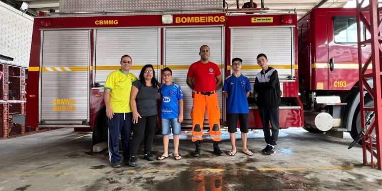 Bombeiros recebem visita de família na unidade