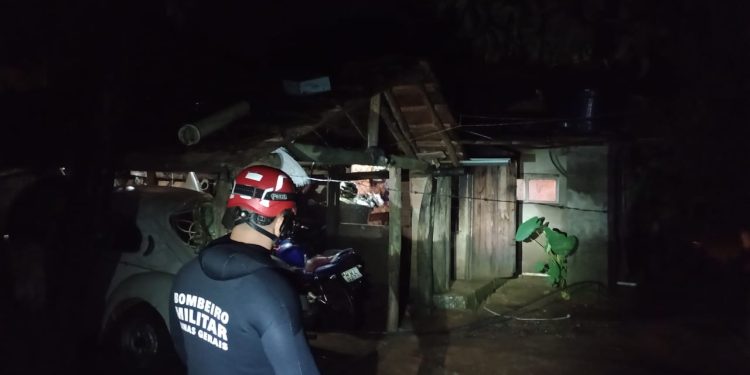 Uma casa com 12 pessoas ficou inundada em Antônio Carlos.