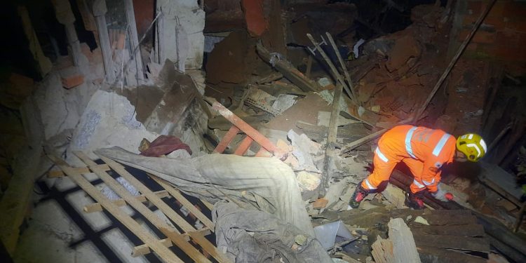 Bombeiros atendem ocorrência de desabamento de residência no bairro Monsenhor Mário Quintão em Barbacena.