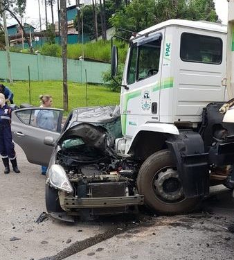 Acidente entre caminhão e carro deixa 4 feridos.