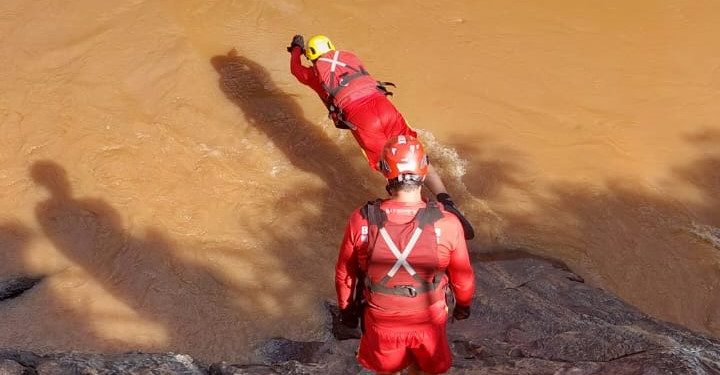 Bombeiros de Congonhas realizam buscas à vítima de afogamento