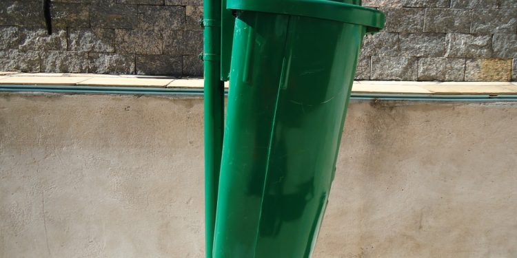 Prefeitura Municipal de Tiradentes inicia instalação de novas lixeiras pelo município.