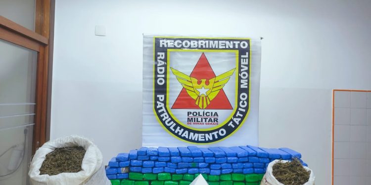 114 barras de maconha e dois sacos de linhagem da mesma substancias, foram presas em São João Del Rei após operação de tráfico entre Rio de Janeiro e Minas Gerais.