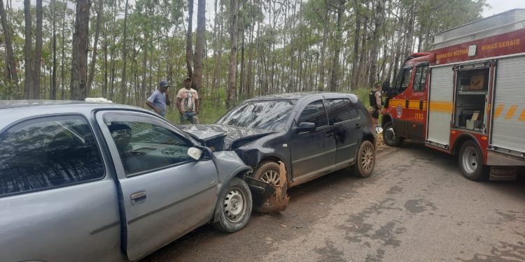 Bombeiros atendem acidente automobilístico na MG 135, entre Antônio Carlos e Curral Novo