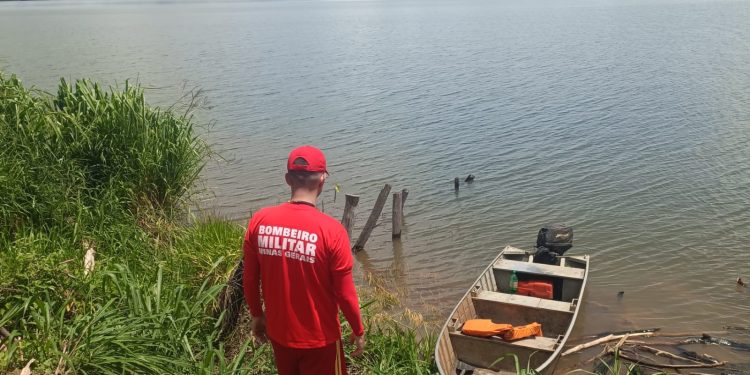 Jovem de 21 anos morre após barco de pesca virar.