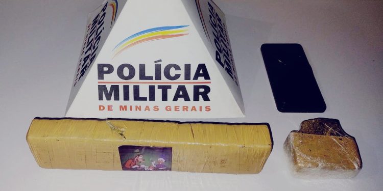 Policial Militir estava apreende drogas com um menor de idade dentro de onibus