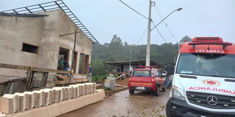 Bombeiros e SAMU atendem vítima de queda de altura em Tiradentes