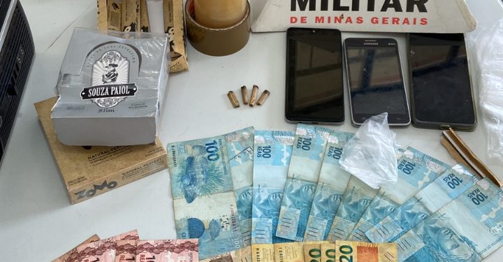 Após percebem aproximação de policiais casal foge em carro, mulher é pega.