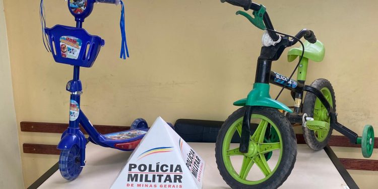 Homem furta uma bicicleta e um patinete infantil