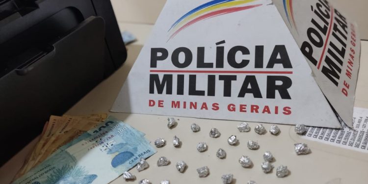 Policiais prendem homem por tráfico de drogas