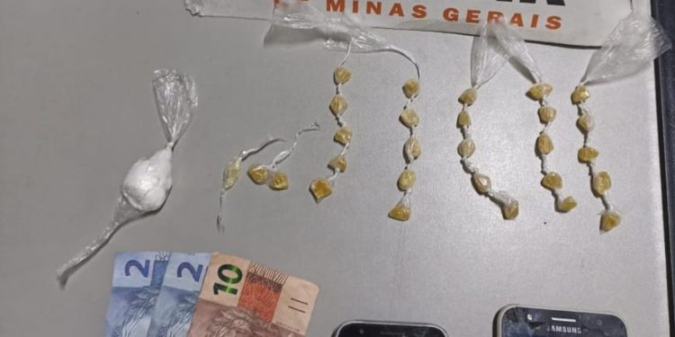 Dois homens são presos com drogas dentro de uber.