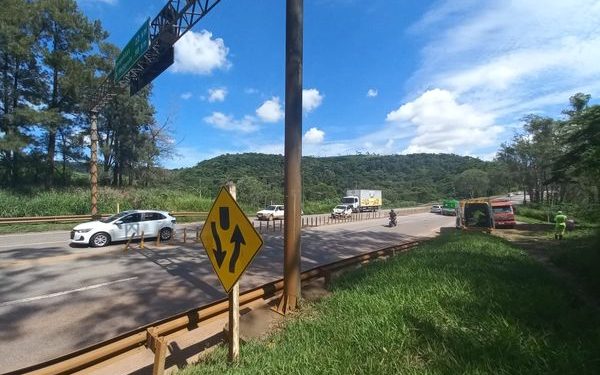 Bombeiros atendem acidente na BR-040 em Conselheiro Lafaiete.