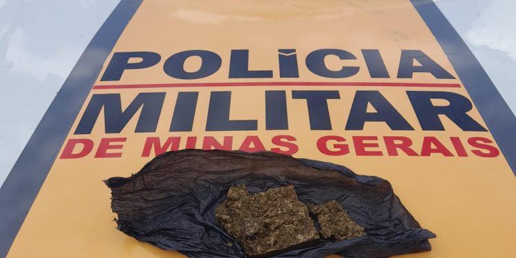 PMRv prende um homem por tráfico de drogas na BR-494 em São João del Rei.