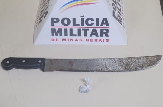 Homem de 40 anos invade uma escola em Barbacena e ameaça um professor.