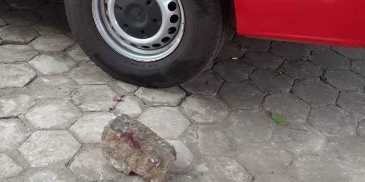 Bombeiros militares atendem vítima de agressão com pedra em Conselheiro Lafaiete.